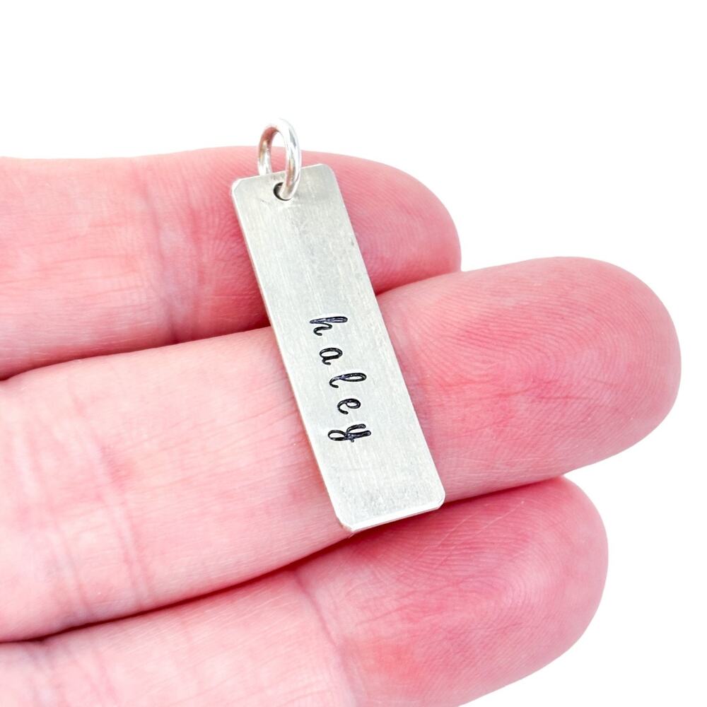 Vintage Silver-Tone Vertical Name Bar Pendant “haley”